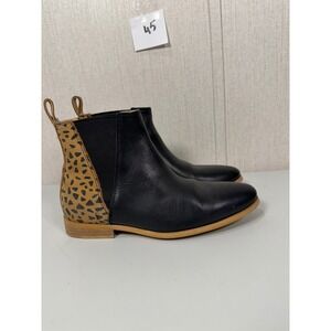 Sseko Chelsea V Boot in Black and Fauna.‎ Size US 8